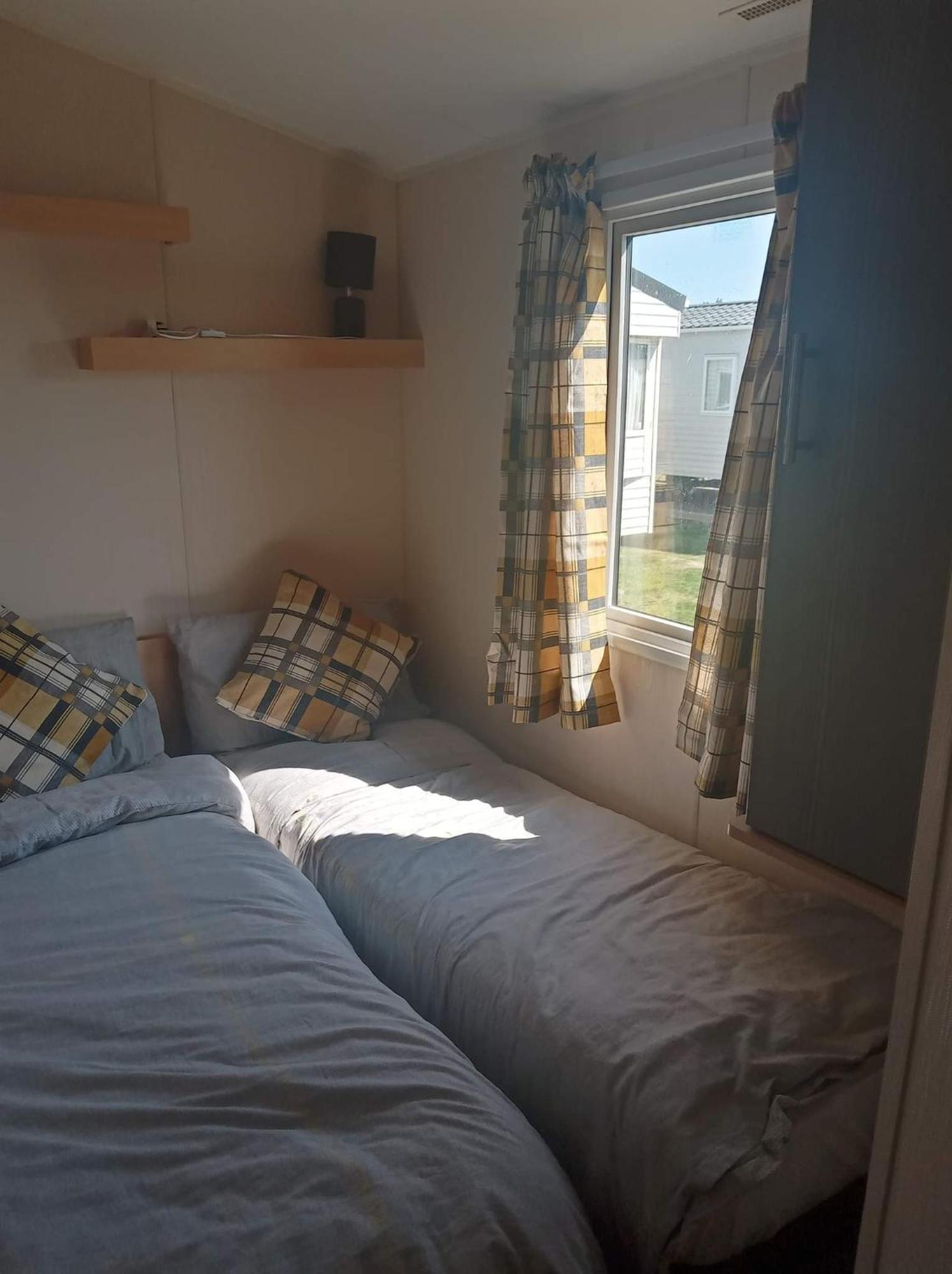 Caledonian Caravan Jaywick Sands Экстерьер фото